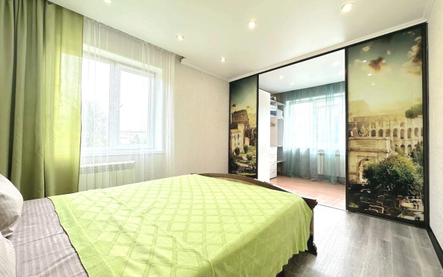 Tryokhkomnatnaya na Proletarskoy Flat