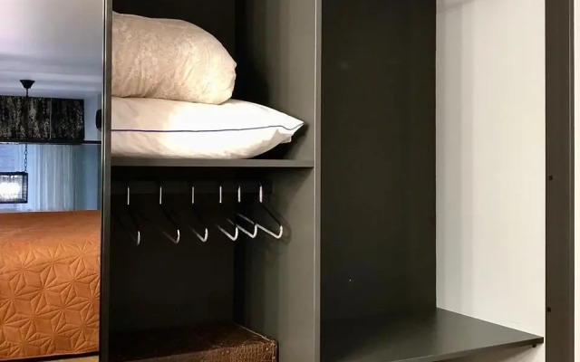 U metro Nagornaya Flat