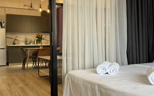 Apartamenty s 2 spal'nami i balkonom v centre goroda ot Sweet Home