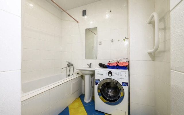 Prostornaya Dvuhkomnatnaya v Pyati Minutah ot Metro Flat