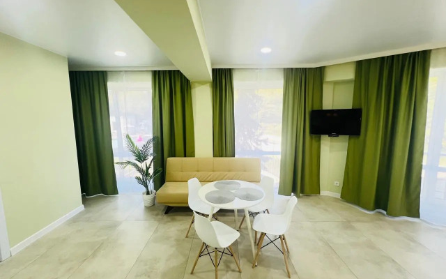 Studiya S Balkonom I Basseynom Na Territorii Apartments