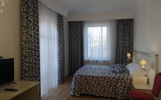 8 Avenyu Hotel