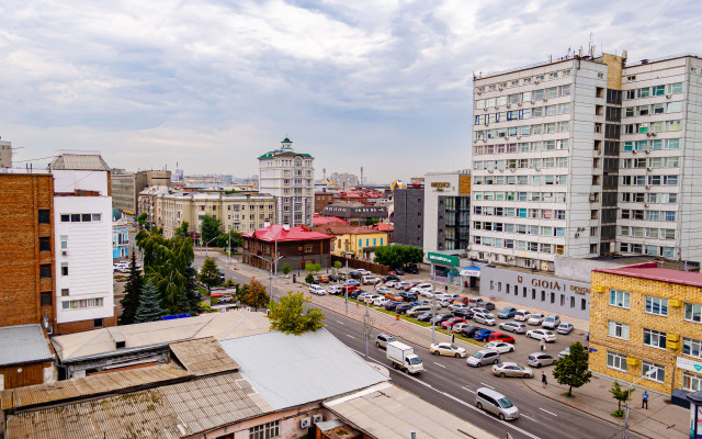 Stilnaya Kvartira V Tsentre Krasnoyarska Lodging House