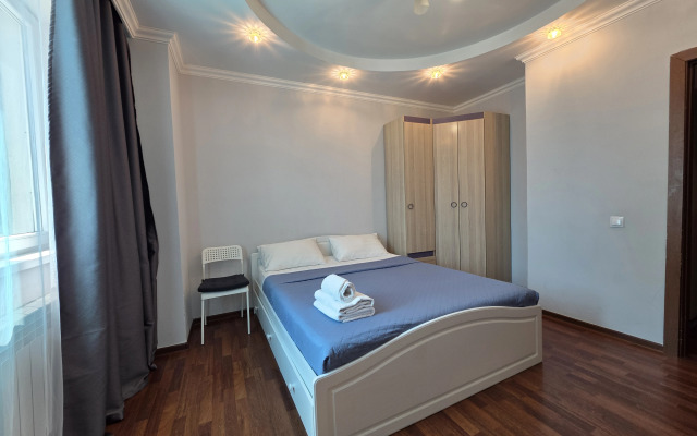 3-Kh s 3-Mya Krovatyami, Divanom i 2 Konditsionerami Apartments