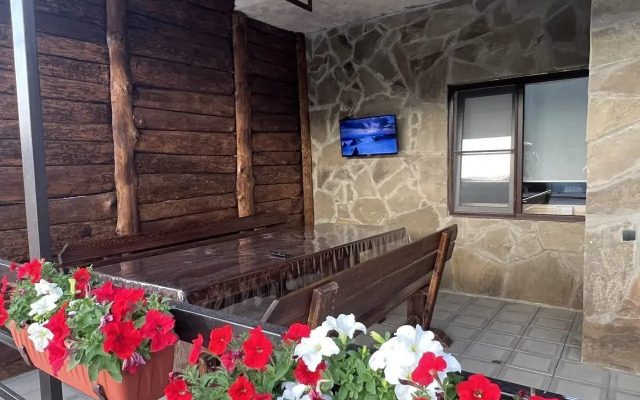 S baney, basseynom i mangalom Private house