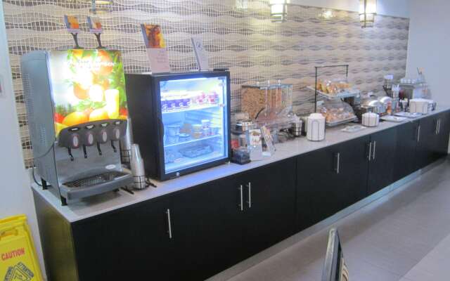 Отель Comfort Inn & Suites