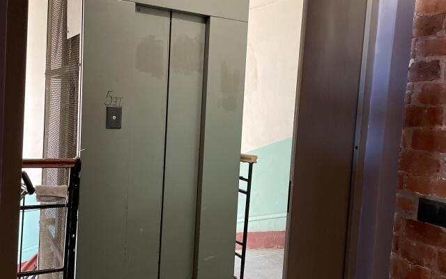 English 27 Apartment