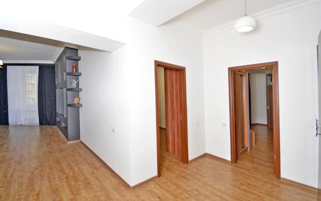 Trekhkomnatnaya Prostornaya na Severnom Prospekte, Hh556 Flat