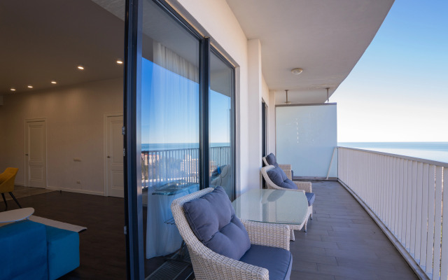 Апартаменты трехкомнатные с видом на море и город