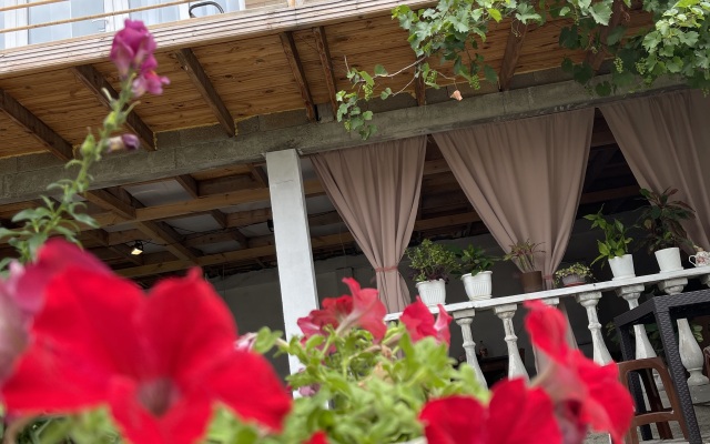 Leona Guest House