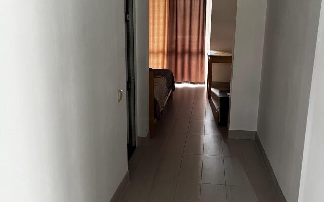 Dvukhmestny S Balkonom I Vannoy Komnatoy Apartment