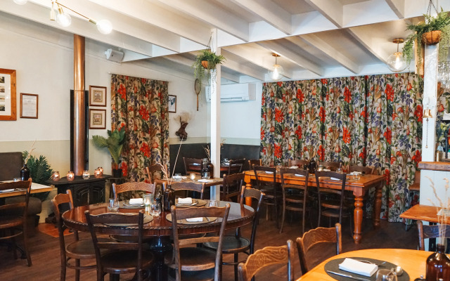 Отель Kinloch Wilderness Retreat