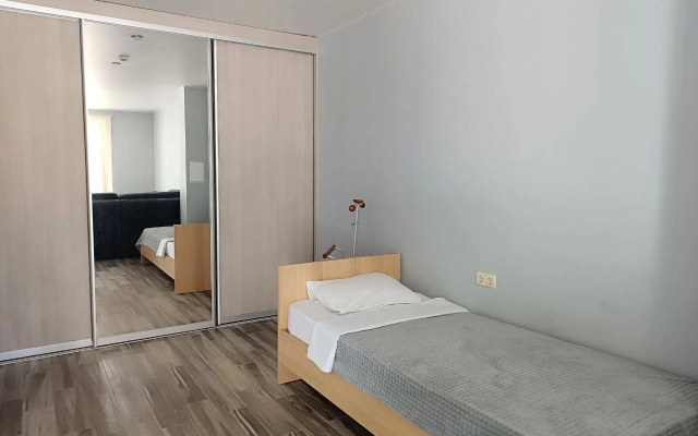 Prostornaya S Otdelnym Vkhodom Flat