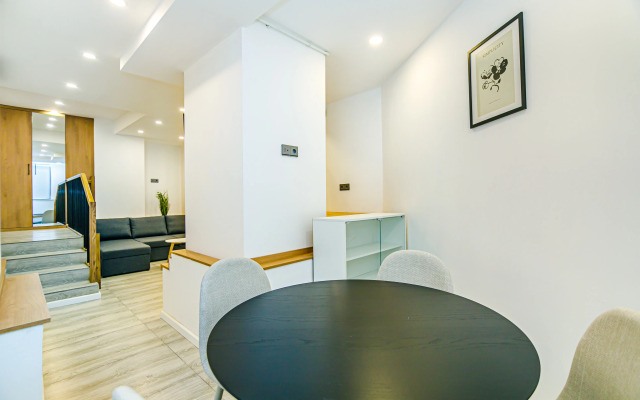 Imparator in Nizami Street Apartment