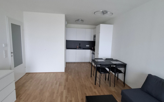 Zamechatelnaya Kvartira vo 2m Rayone Veny s Uyutnym Balkonom Flat