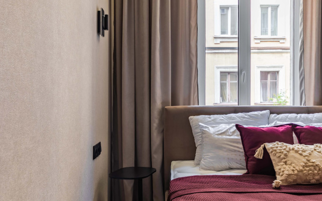 Trekhkomnatnaya S Dizaynerskim Remontom Na Sadovoy Flat