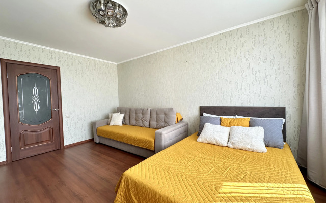 Aktiniya, Ryadom s TTS Mikhaylovskiy Apartments