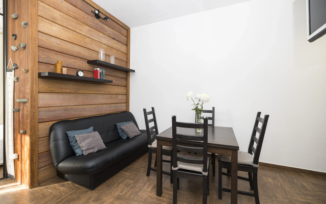 Апартаменты PolyanaHome - видовая спальня с балконом