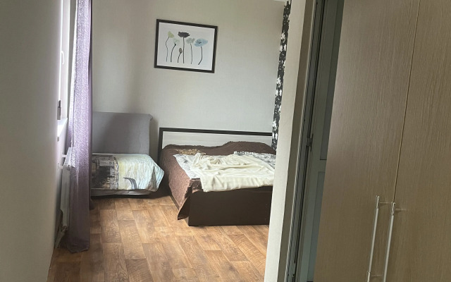 Semeyny Trekhmestny S Vannoy Komnatoy Apartment