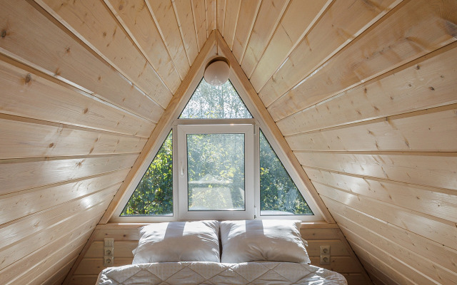 Частный дом А-фрейм для отдыха в дубовом лесу