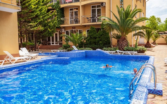 U Morya S Basseinom V ZhK Solnechnyij Apr42 Apartments