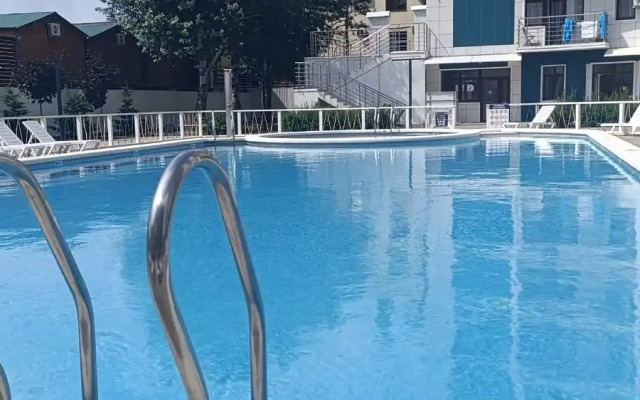 Uyutnaya Studiya S Balkonom I Basseynom Vo Dvore Flat
