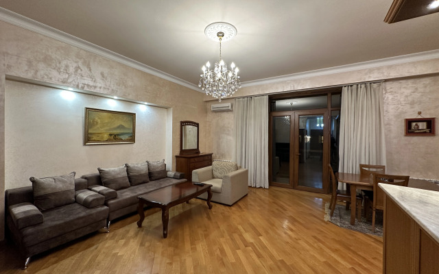 2-K v Novostroyke, Ulitsa Arama, Di482 Flat