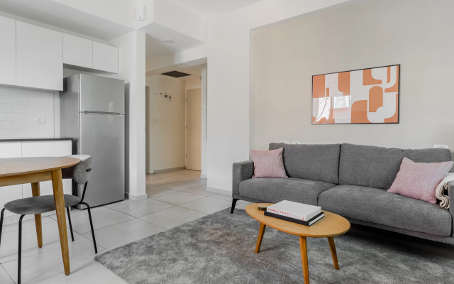 Blueground at Nahalat Bynamin ID07 Apartments