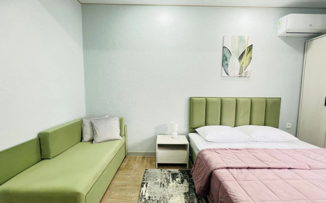 Uyutnaya Studiya S Basseynom Na Territorii Apartments