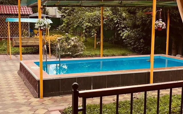 S Basseynom, Verandoy I Sadom Private house