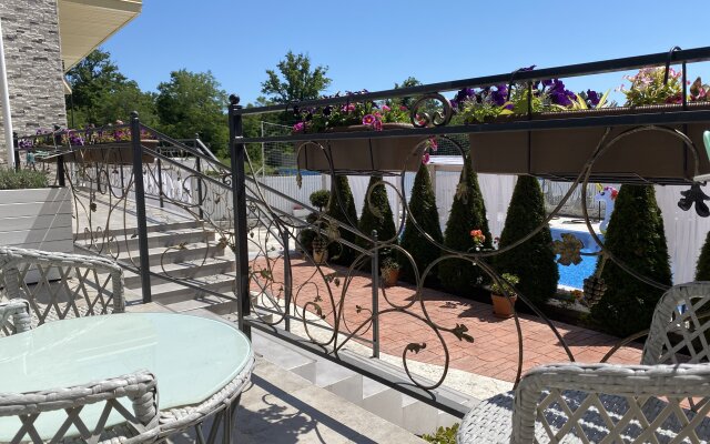 Cromwell White Hotel