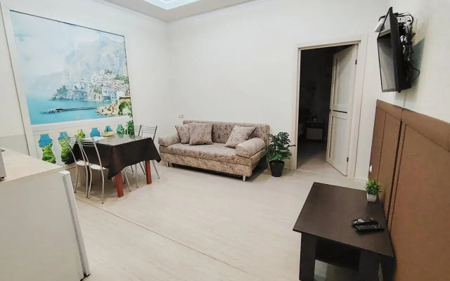 Na tsokol'nom etazhe spasayushchiye ot zhary s kukhonnoy zonoy Flat