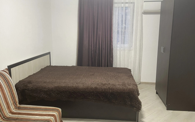 Trekhmestny Uluchshenny S Sobstvennoy Vannoy Komnatoy Apartment