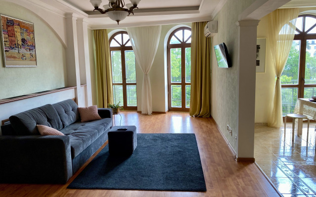 Апартаменты с французскими балконами на Чёрном озере