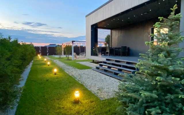 Dom s krasivoy kostrovoy zonoy, rasschitannyy na 9 chelovek Private house