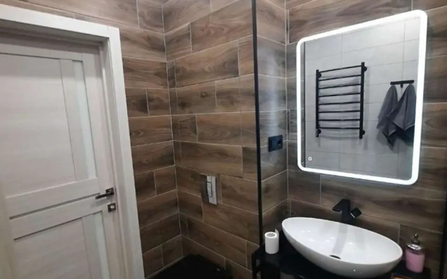 S Zhivopisnym Vidom Na Reku Flat