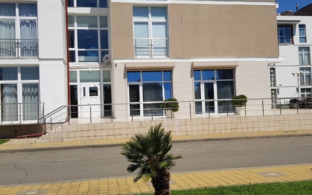 U Morya Na Bulvar Nadezhd 4/2 Flat