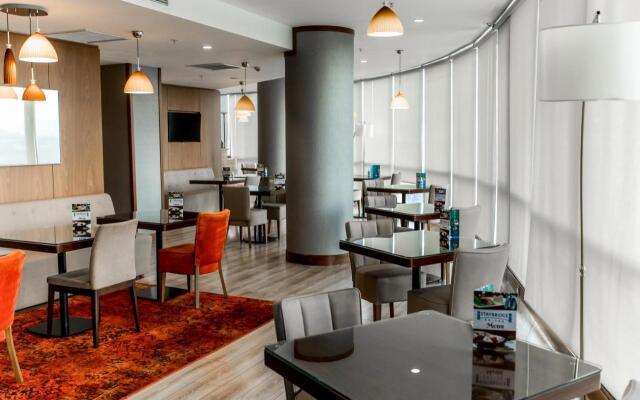 Parkside Hotel & Apartments