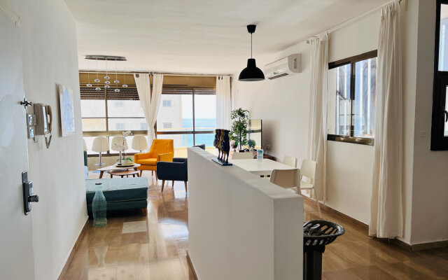Апартаменты Elegant Apt with Balcony & Sea View by FeelHome