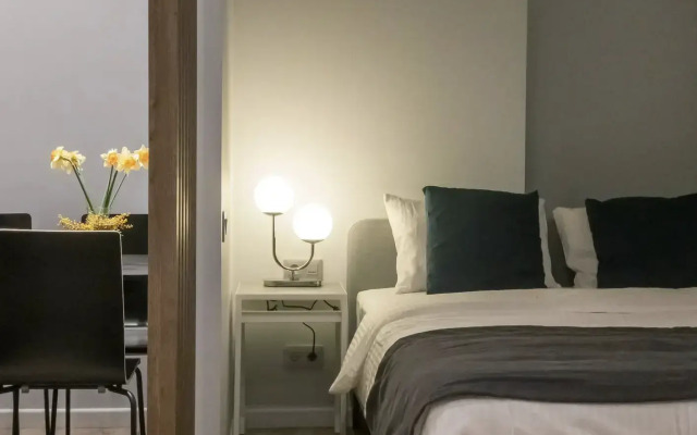 Студия с террасой с видом на горные вершины