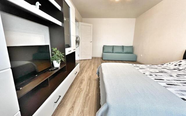 Yelena Ozerki Flat