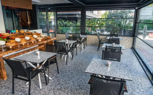 Lucky Monkey Midi Hotel