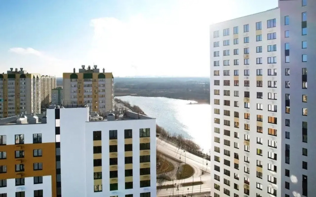 Studiya s vidom na paryaschee ozero Flat