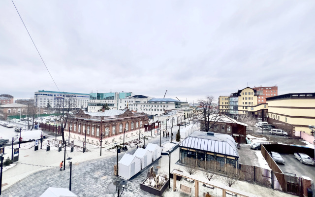 VyDoma na Tyumenskom Arbate s vidom na Bul'var Dzerzhinsko Apartments
