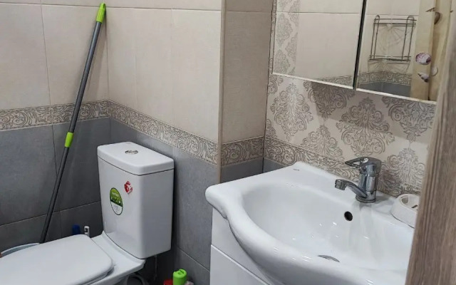 S Balkonom I Vechernim Zakatom Flat