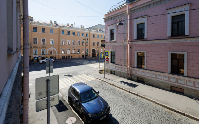 V stile disko u Strelki na Vasilevskom Flat