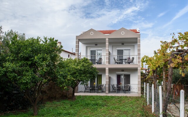 Anneta's House Apartments