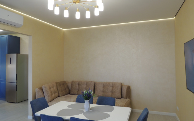 Umnaya S Alisoy Na Tsvetnike Flat