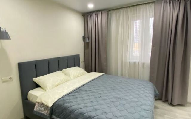 2/Well-appointed studio with mountain views