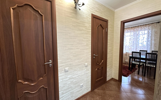 Aktiniya, Ryadom s TTS Mikhaylovskiy Apartments